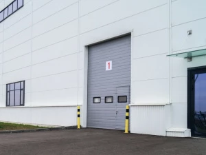 Промышленные секционные ворота Doorhan ISD01 6300x5400 с калиткой и окнами